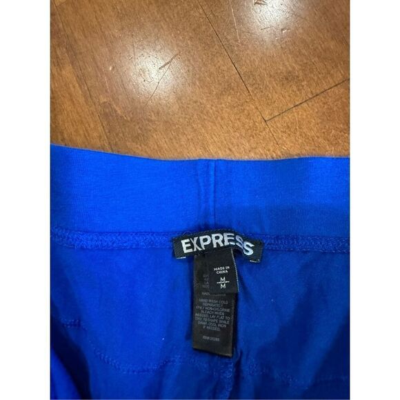 Woman’s express lace shorts, size medium - Picture 2 of 4